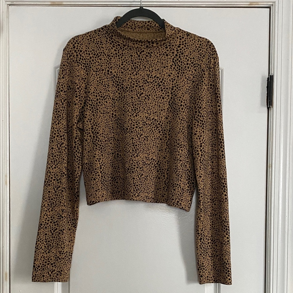 American Eagle - Leopard Print Long Sleeve Crop Top